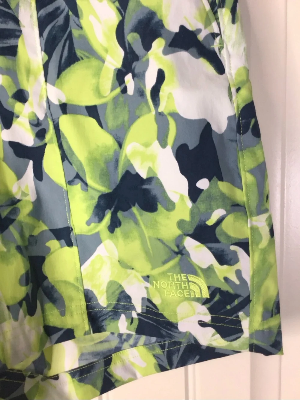 NWT The North Face Class V Printed Pull-On Shorts Size Small.